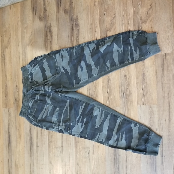 Splendid Pants - SPLENDID Lyocell Linen Camo Jogger Pants with front and back pockets